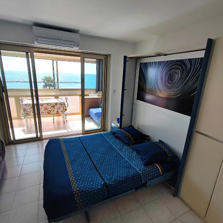 Grand Studio Bord De Mer- Acces Direct Aux Plages Saint-Laurent-du-Var Exterior photo