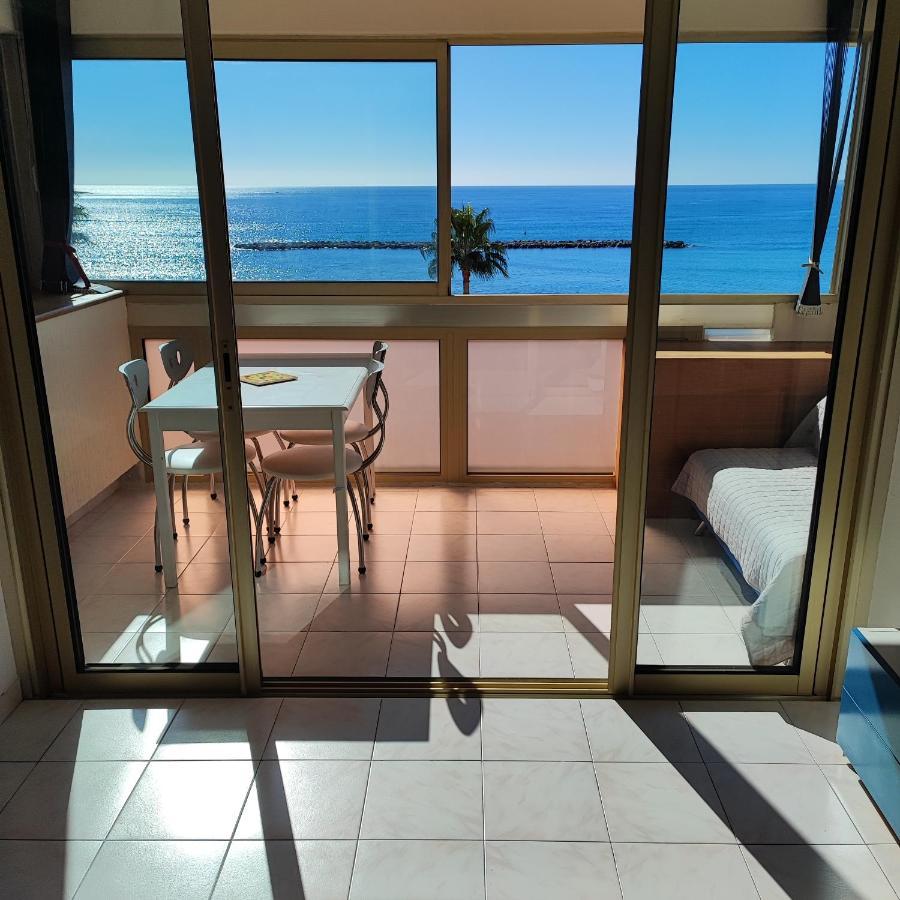 Grand Studio Bord De Mer- Acces Direct Aux Plages Saint-Laurent-du-Var Exterior photo