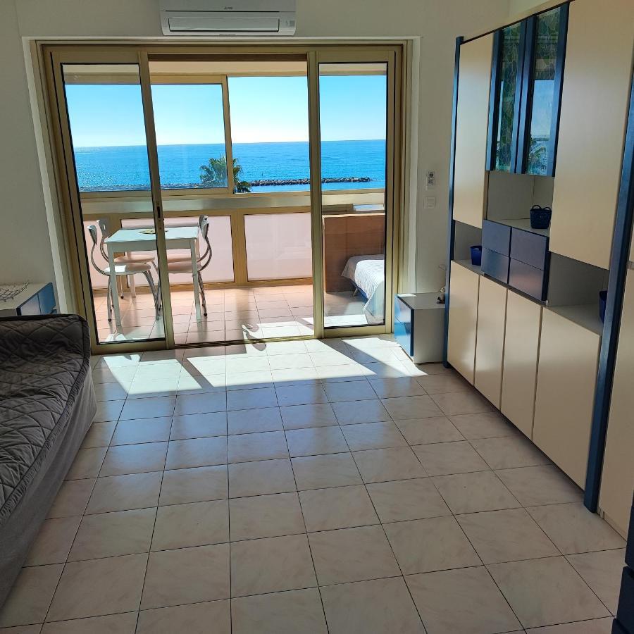Grand Studio Bord De Mer- Acces Direct Aux Plages Saint-Laurent-du-Var Exterior photo